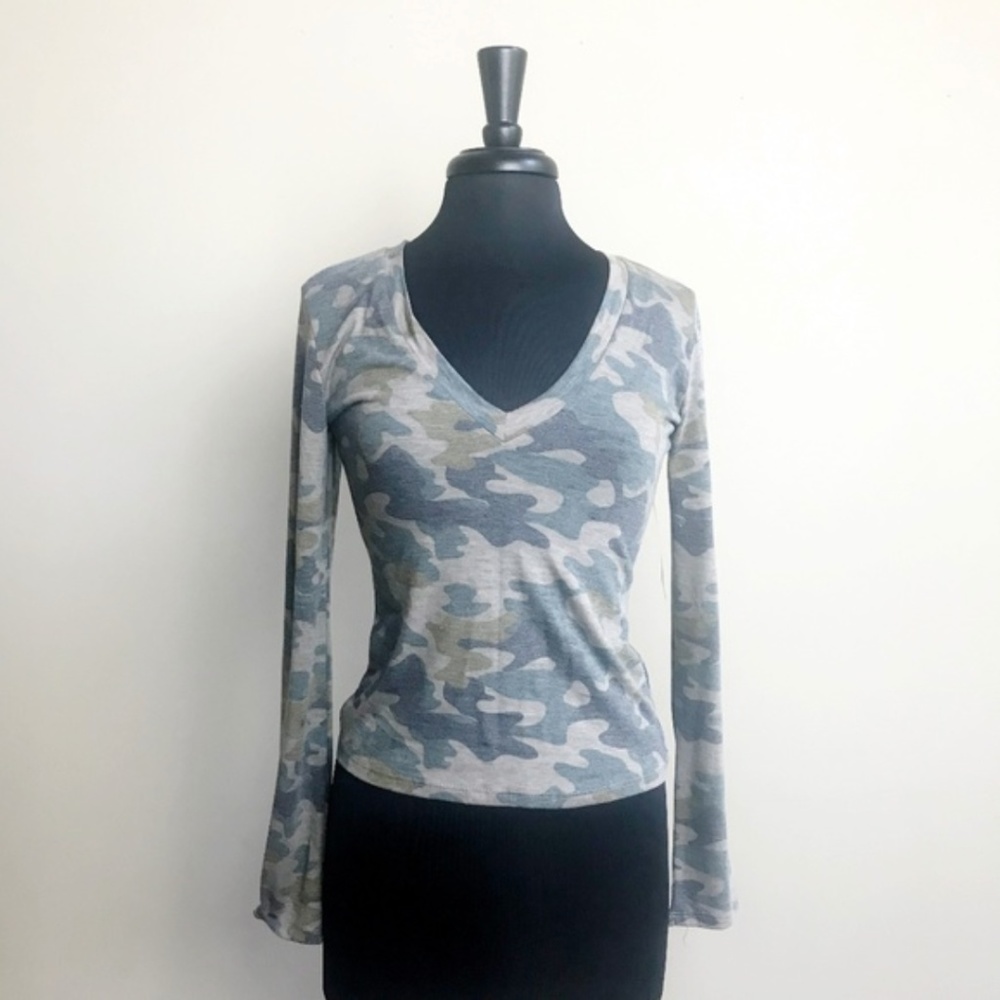 TRESICS Camo V-Neck top